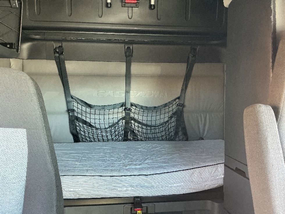 Sleeper Tractor-Heavy Duty Tractors-Freightliner-2022-T12664ST-Sacramento-CA-482,310\n\t\tmiles-$ 81,000 - Image 16