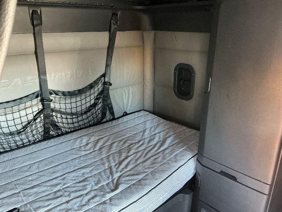 Sleeper Tractor-Heavy Duty Tractors-Freightliner-2022-T12664ST-Sacramento-CA-482,310\n\t\tmiles-$ 81,000 - Image 17