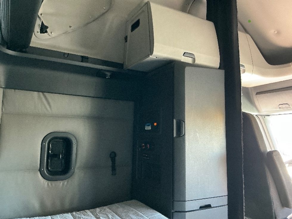 Sleeper Tractor-Heavy Duty Tractors-Freightliner-2022-T12664ST-Sacramento-CA-482,310\n\t\tmiles-$ 81,000 - Image 19