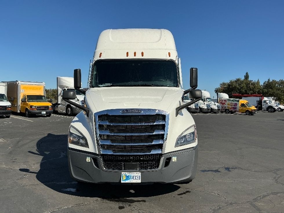 Sleeper Tractor-Heavy Duty Tractors-Freightliner-2022-T12664ST-Sacramento-CA-482,310\n\t\tmiles-$ 81,000 - Image 2