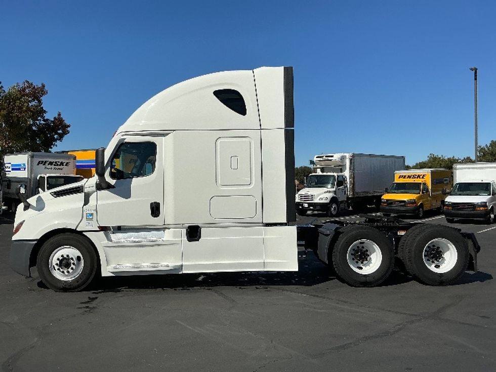 Sleeper Tractor-Heavy Duty Tractors-Freightliner-2022-T12664ST-Sacramento-CA-482,310\n\t\tmiles-$ 81,000 - Image 4
