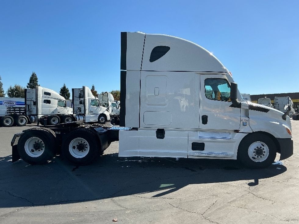 Sleeper Tractor-Heavy Duty Tractors-Freightliner-2022-T12664ST-Sacramento-CA-482,310\n\t\tmiles-$ 81,000 - Image 8