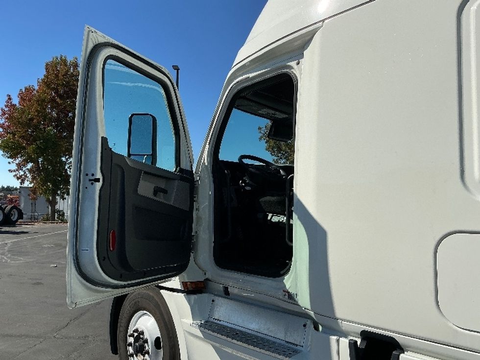 Sleeper Tractor-Heavy Duty Tractors-Freightliner-2022-T12664ST-Sacramento-CA-482,310\n\t\tmiles-$ 81,000 - Image 9