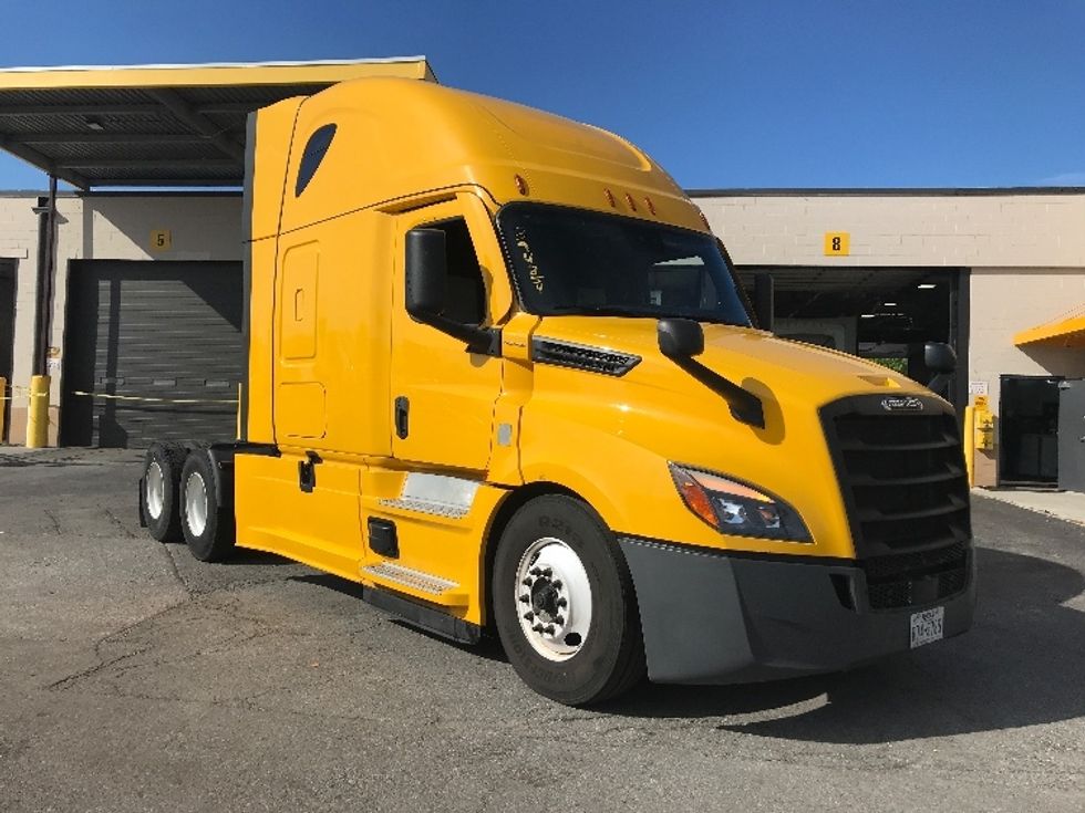 Sleeper Tractor-Heavy Duty Tractors-Freightliner-2022-T12664ST-Saint Louis-MO-394,472\n\t\tmiles-$ 79,250 - Image 1