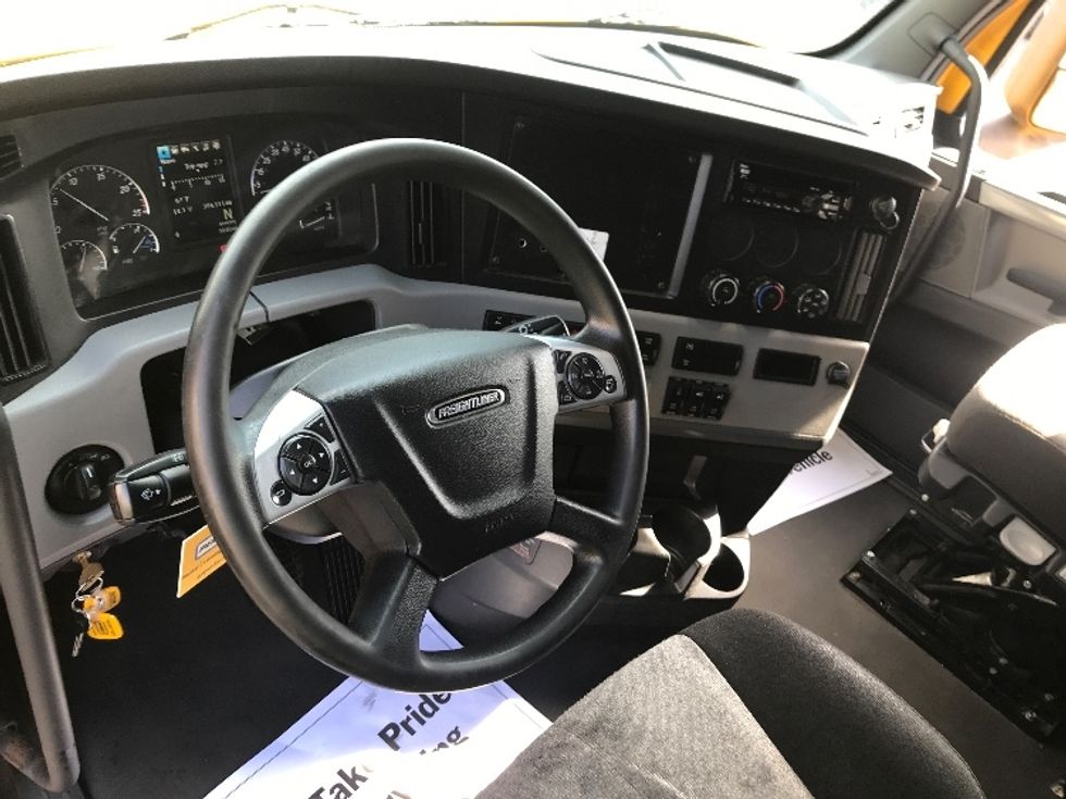 Sleeper Tractor-Heavy Duty Tractors-Freightliner-2022-T12664ST-Saint Louis-MO-394,472\n\t\tmiles-$ 79,250 - Image 10