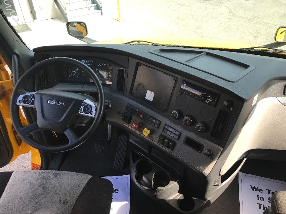 Sleeper Tractor-Heavy Duty Tractors-Freightliner-2022-T12664ST-Saint Louis-MO-394,472\n\t\tmiles-$ 79,250 - Image 12