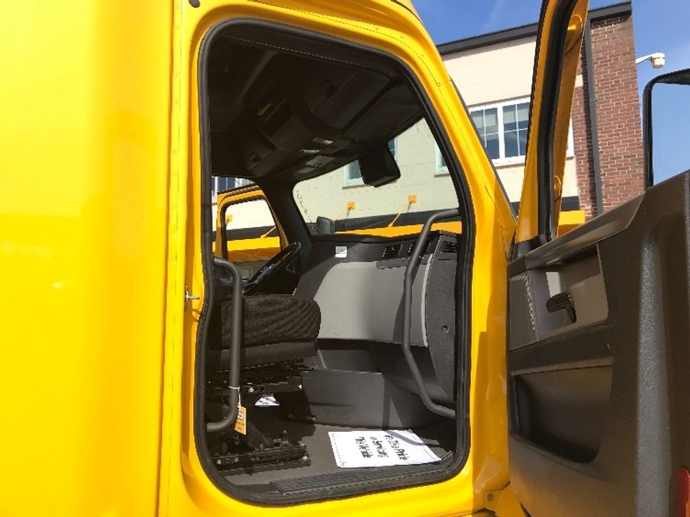 Sleeper Tractor-Heavy Duty Tractors-Freightliner-2022-T12664ST-Saint Louis-MO-394,472\n\t\tmiles-$ 79,250 - Image 13