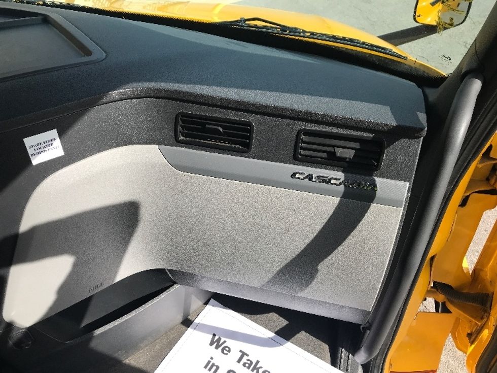 Sleeper Tractor-Heavy Duty Tractors-Freightliner-2022-T12664ST-Saint Louis-MO-394,472\n\t\tmiles-$ 79,250 - Image 14