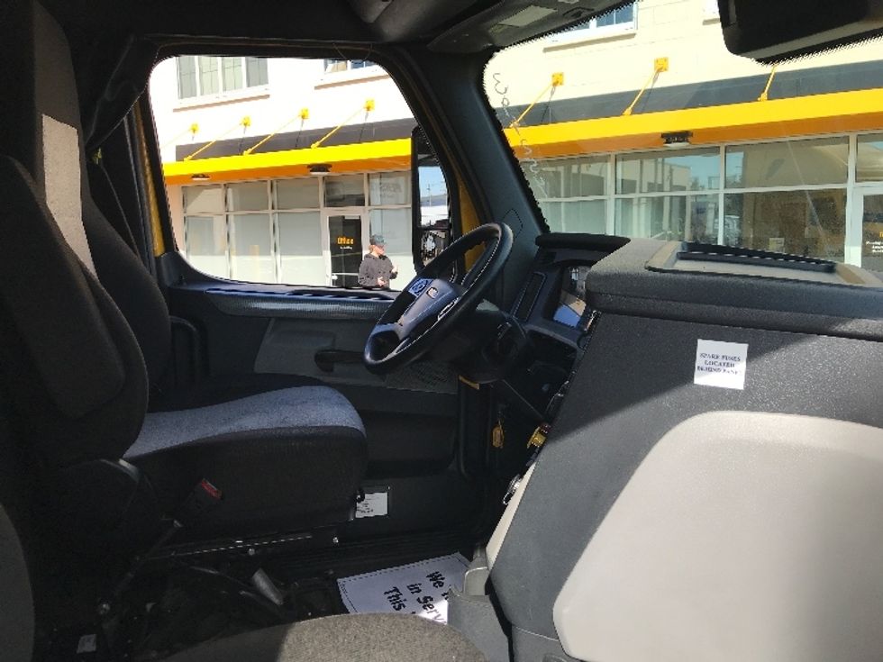 Sleeper Tractor-Heavy Duty Tractors-Freightliner-2022-T12664ST-Saint Louis-MO-394,472\n\t\tmiles-$ 79,250 - Image 15