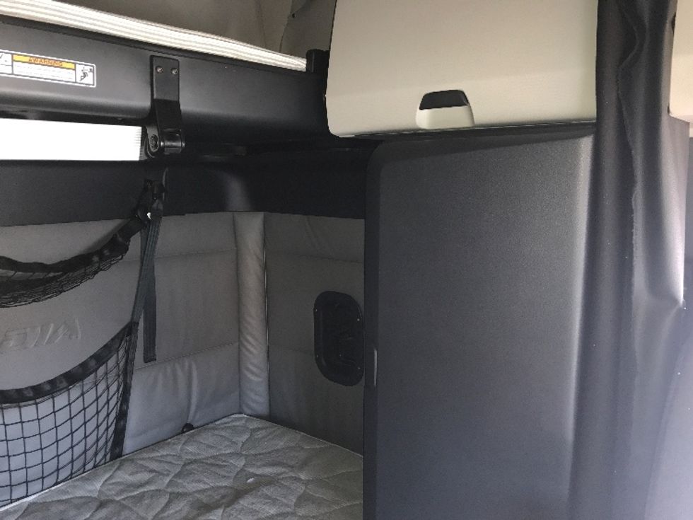 Sleeper Tractor-Heavy Duty Tractors-Freightliner-2022-T12664ST-Saint Louis-MO-394,472\n\t\tmiles-$ 79,250 - Image 18