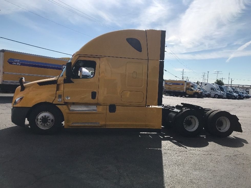 Sleeper Tractor-Heavy Duty Tractors-Freightliner-2022-T12664ST-Saint Louis-MO-394,472\n\t\tmiles-$ 79,250 - Image 4