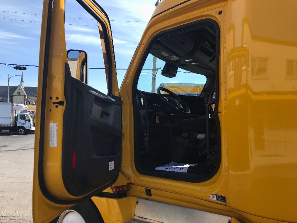 Sleeper Tractor-Heavy Duty Tractors-Freightliner-2022-T12664ST-Saint Louis-MO-394,472\n\t\tmiles-$ 79,250 - Image 9