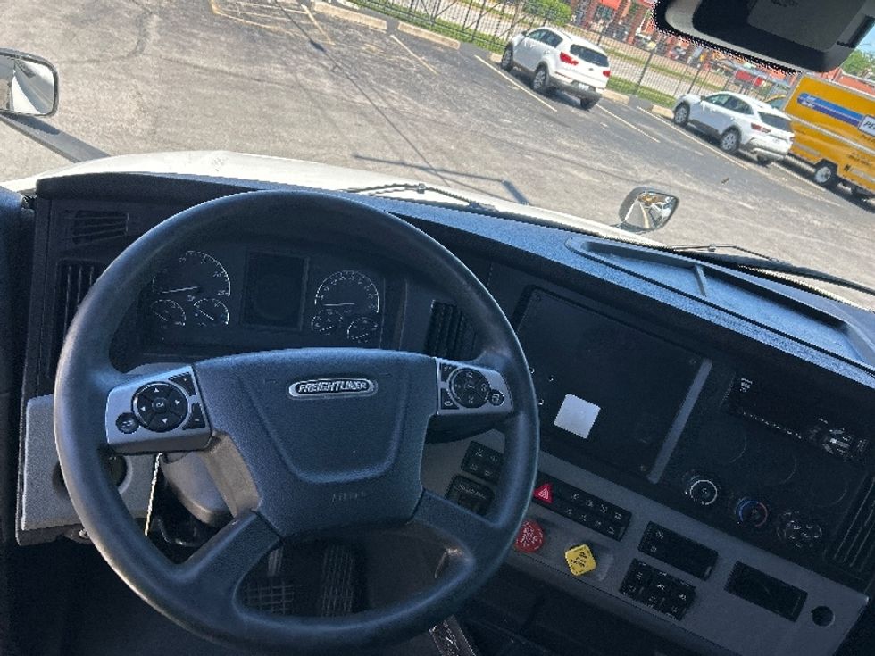 Sleeper Tractor-Heavy Duty Tractors-Freightliner-2022-T12664ST-Saint Louis-MO-486,700\n\t\tmiles-$ 76,000 - Image 11