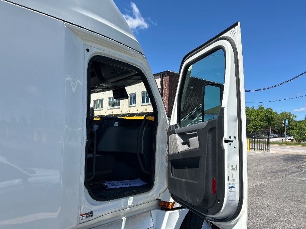 Sleeper Tractor-Heavy Duty Tractors-Freightliner-2022-T12664ST-Saint Louis-MO-486,700\n\t\tmiles-$ 76,000 - Image 13