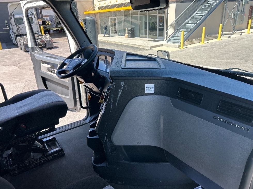 Sleeper Tractor-Heavy Duty Tractors-Freightliner-2022-T12664ST-Saint Louis-MO-486,700\n\t\tmiles-$ 76,000 - Image 15