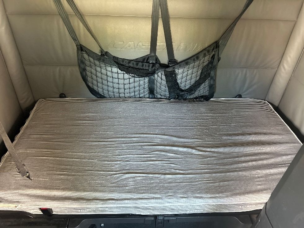 Sleeper Tractor-Heavy Duty Tractors-Freightliner-2022-T12664ST-Saint Louis-MO-486,700\n\t\tmiles-$ 76,000 - Image 17