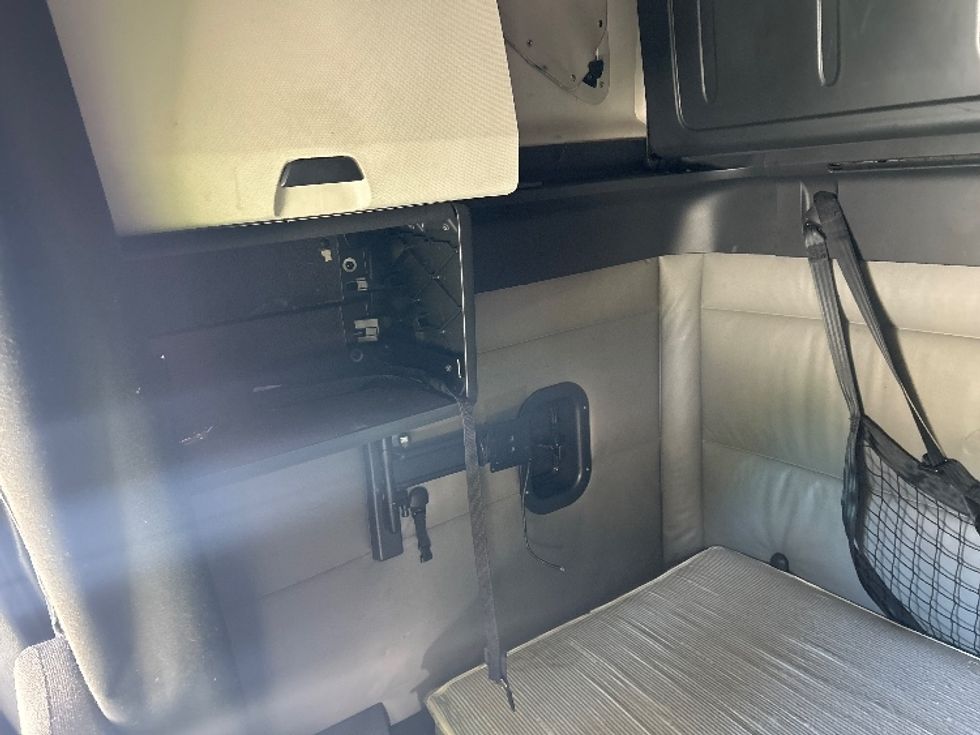 Sleeper Tractor-Heavy Duty Tractors-Freightliner-2022-T12664ST-Saint Louis-MO-486,700\n\t\tmiles-$ 76,000 - Image 19