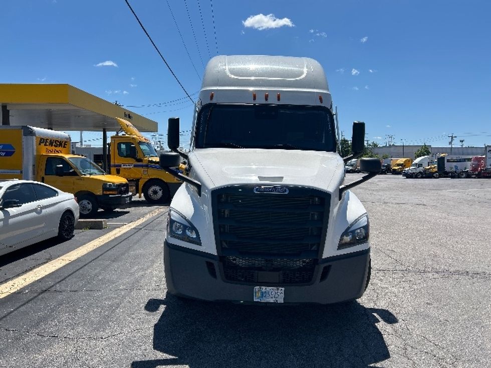 Sleeper Tractor-Heavy Duty Tractors-Freightliner-2022-T12664ST-Saint Louis-MO-486,700\n\t\tmiles-$ 76,000 - Image 2