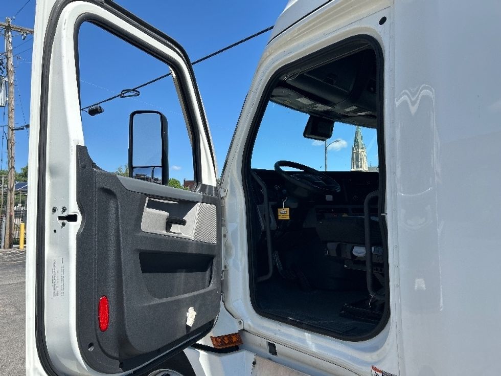 Sleeper Tractor-Heavy Duty Tractors-Freightliner-2022-T12664ST-Saint Louis-MO-486,700\n\t\tmiles-$ 76,000 - Image 9