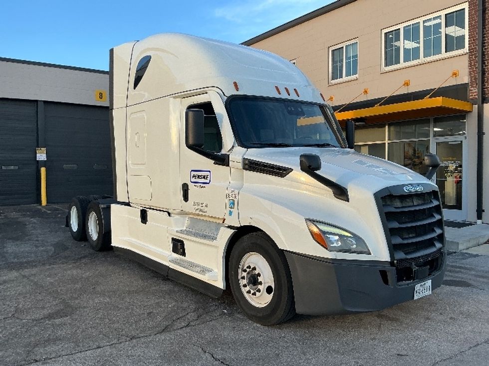 Sleeper Tractor-Heavy Duty Tractors-Freightliner-2022-T12664ST-Saint Louis-MO-561,826\n\t\tmiles-$ 61,500 - Image 1