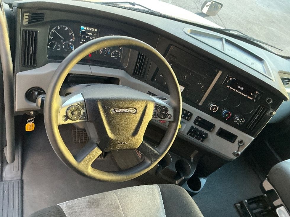 Sleeper Tractor-Heavy Duty Tractors-Freightliner-2022-T12664ST-Saint Louis-MO-561,826\n\t\tmiles-$ 61,500 - Image 11