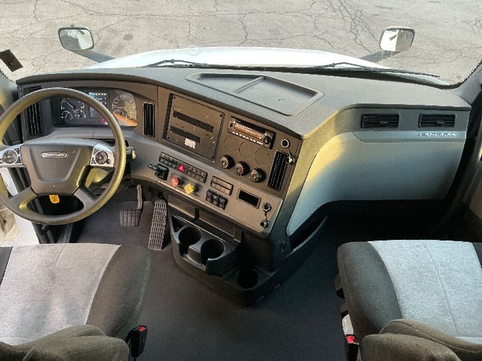 Sleeper Tractor-Heavy Duty Tractors-Freightliner-2022-T12664ST-Saint Louis-MO-561,826\n\t\tmiles-$ 61,500 - Image 12