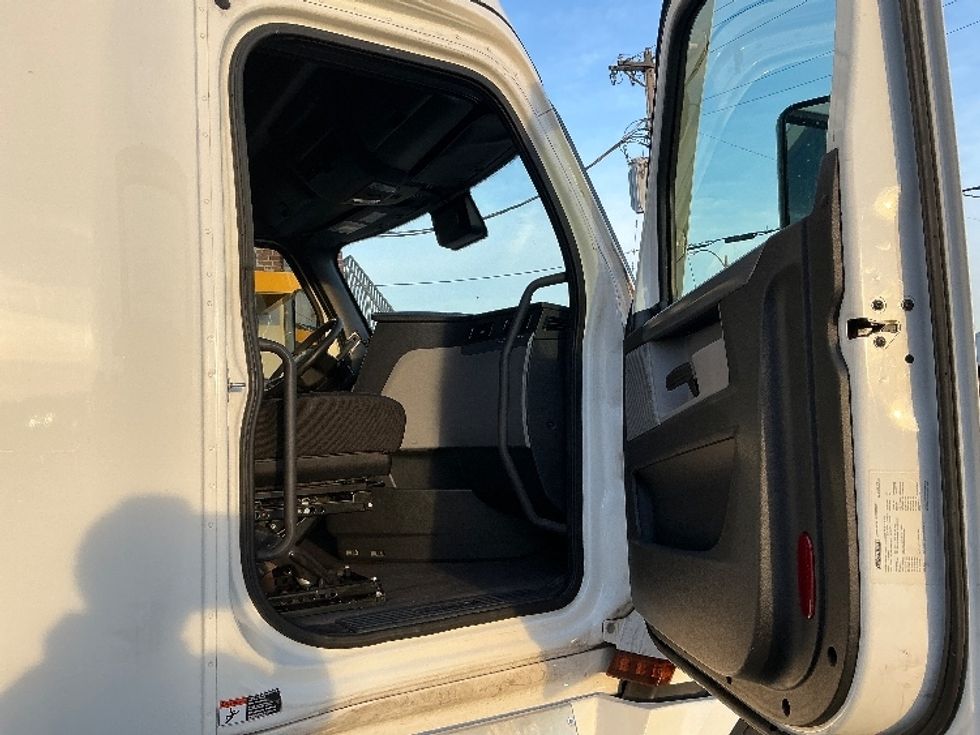 Sleeper Tractor-Heavy Duty Tractors-Freightliner-2022-T12664ST-Saint Louis-MO-561,826\n\t\tmiles-$ 61,500 - Image 13