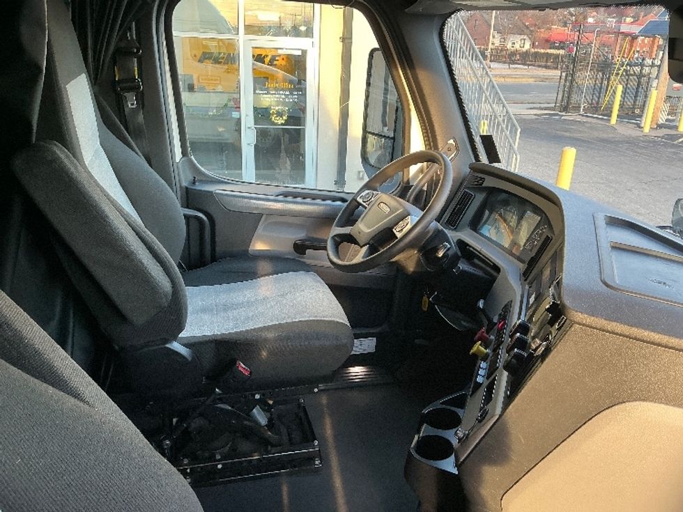 Sleeper Tractor-Heavy Duty Tractors-Freightliner-2022-T12664ST-Saint Louis-MO-561,826\n\t\tmiles-$ 61,500 - Image 15