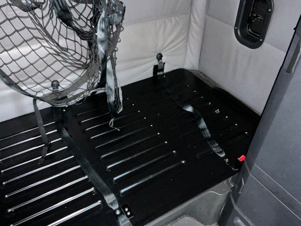 Sleeper Tractor-Heavy Duty Tractors-Freightliner-2022-T12664ST-Saint Louis-MO-561,826\n\t\tmiles-$ 61,500 - Image 17