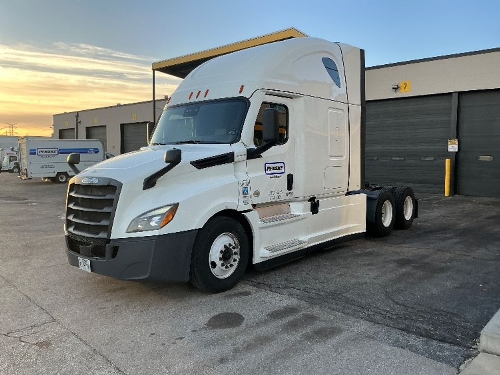 Sleeper Tractor-Heavy Duty Tractors-Freightliner-2022-T12664ST-Saint Louis-MO-561,826\n\t\tmiles-$ 61,500 - Image 3