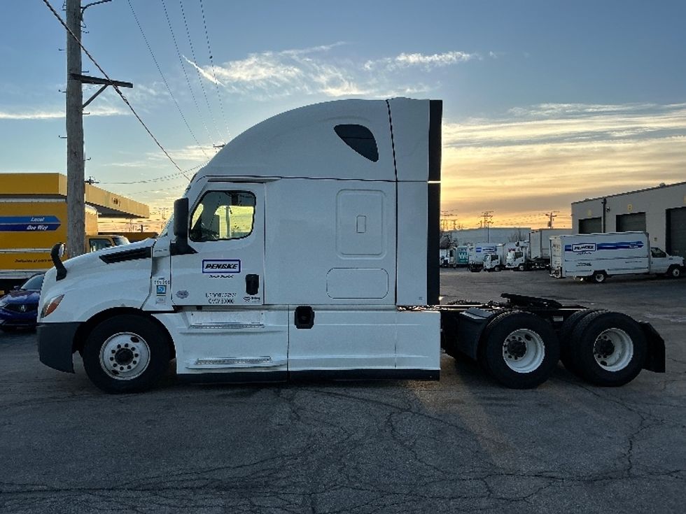 Sleeper Tractor-Heavy Duty Tractors-Freightliner-2022-T12664ST-Saint Louis-MO-561,826\n\t\tmiles-$ 61,500 - Image 4