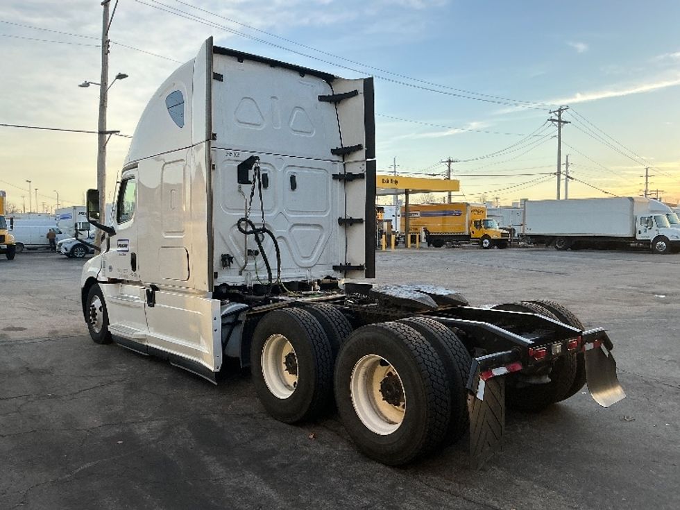 Sleeper Tractor-Heavy Duty Tractors-Freightliner-2022-T12664ST-Saint Louis-MO-561,826\n\t\tmiles-$ 61,500 - Image 5
