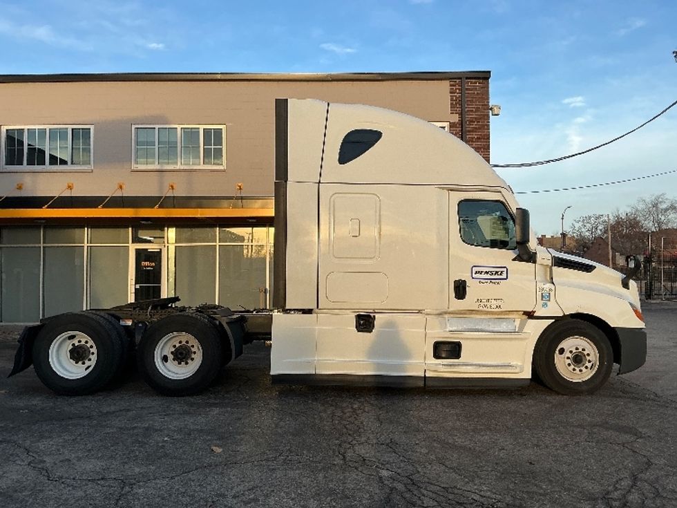 Sleeper Tractor-Heavy Duty Tractors-Freightliner-2022-T12664ST-Saint Louis-MO-561,826\n\t\tmiles-$ 61,500 - Image 8