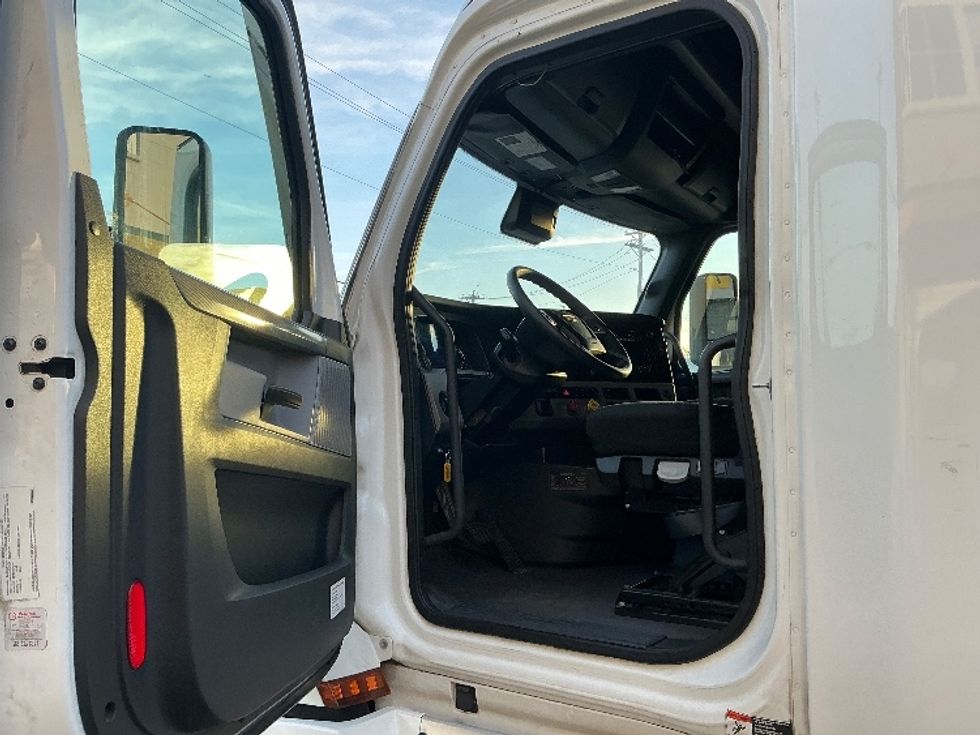 Sleeper Tractor-Heavy Duty Tractors-Freightliner-2022-T12664ST-Saint Louis-MO-561,826\n\t\tmiles-$ 61,500 - Image 9