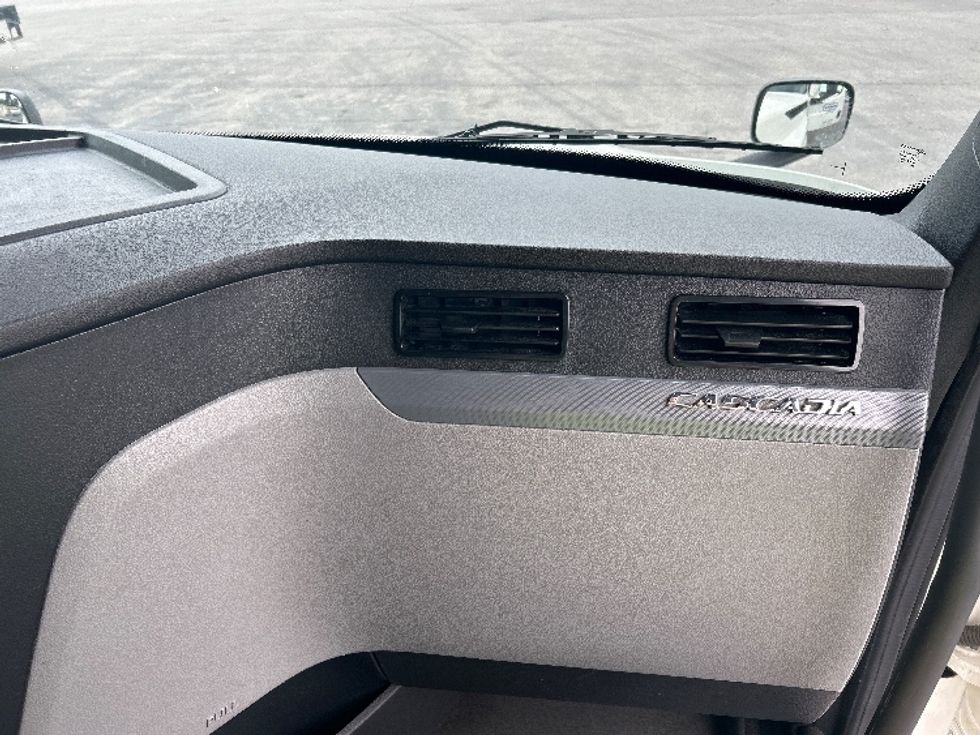 Sleeper Tractor-Heavy Duty Tractors-Freightliner-2022-T12664ST-Salem-VA-501,695\n\t\tmiles-$ 70,500 - Image 14