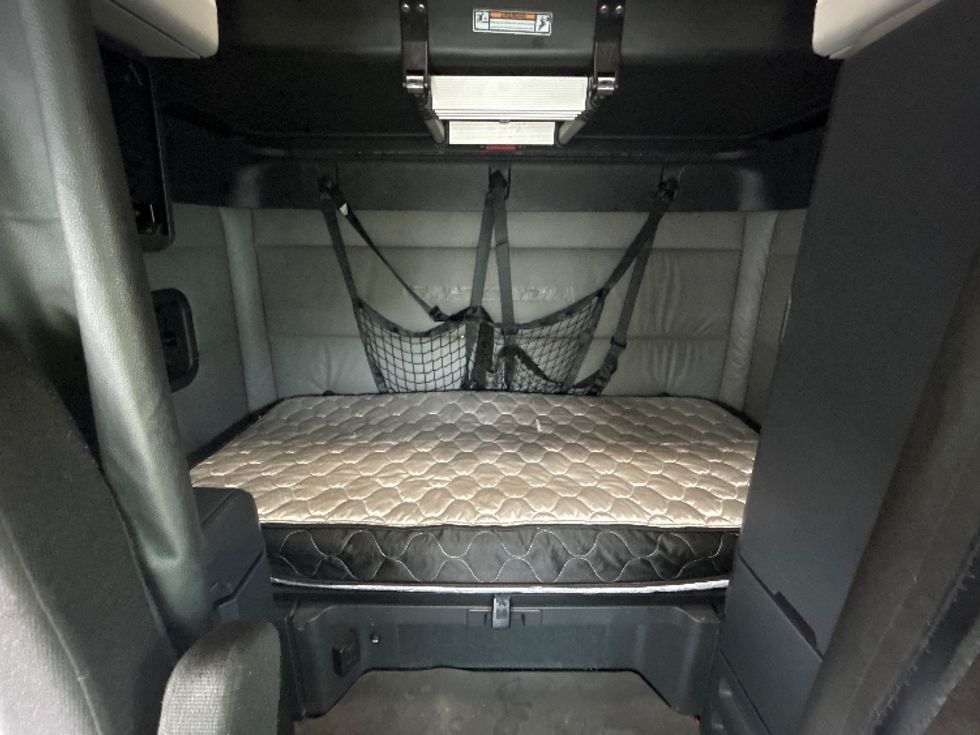 Sleeper Tractor-Heavy Duty Tractors-Freightliner-2022-T12664ST-Salem-VA-501,695\n\t\tmiles-$ 70,500 - Image 16