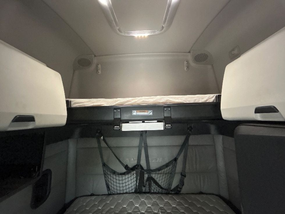 Sleeper Tractor-Heavy Duty Tractors-Freightliner-2022-T12664ST-Salem-VA-501,695\n\t\tmiles-$ 70,500 - Image 17