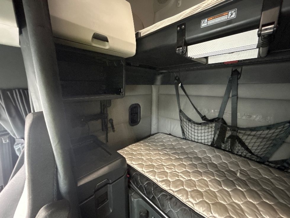 Sleeper Tractor-Heavy Duty Tractors-Freightliner-2022-T12664ST-Salem-VA-501,695\n\t\tmiles-$ 70,500 - Image 19