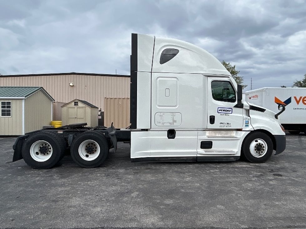 Sleeper Tractor-Heavy Duty Tractors-Freightliner-2022-T12664ST-Salem-VA-501,695\n\t\tmiles-$ 70,500 - Image 8