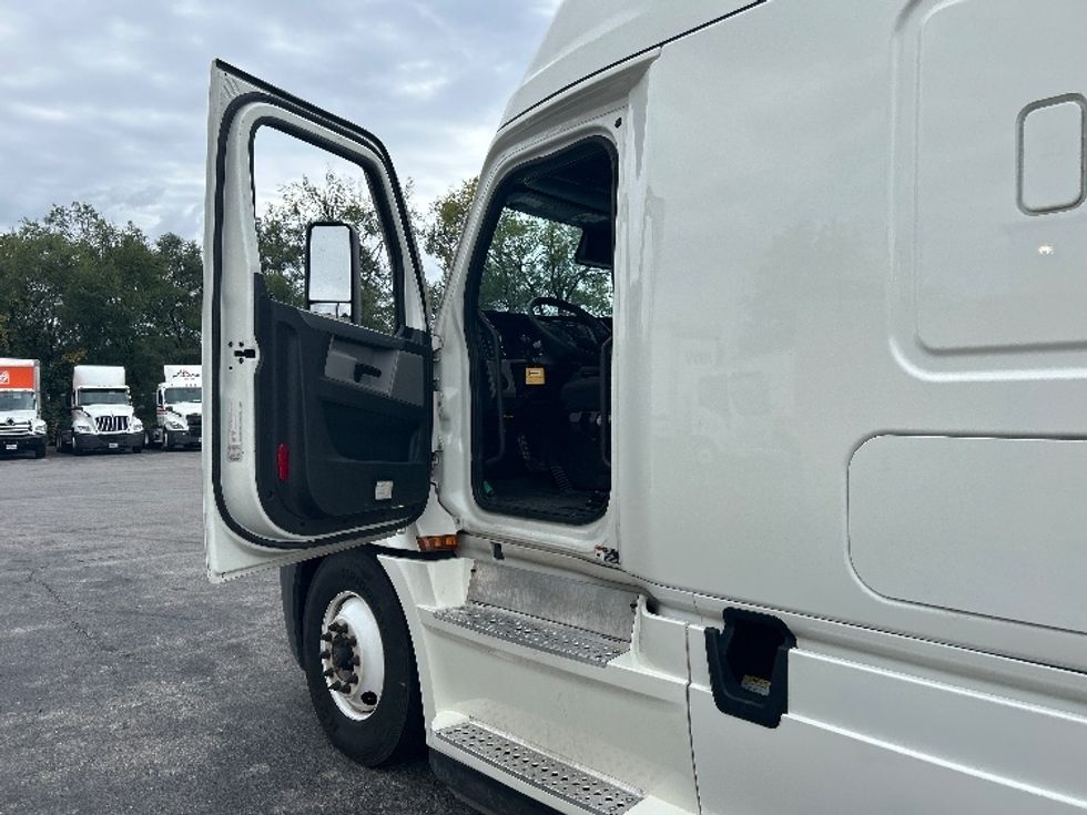 Sleeper Tractor-Heavy Duty Tractors-Freightliner-2022-T12664ST-Salem-VA-501,695\n\t\tmiles-$ 70,500 - Image 9