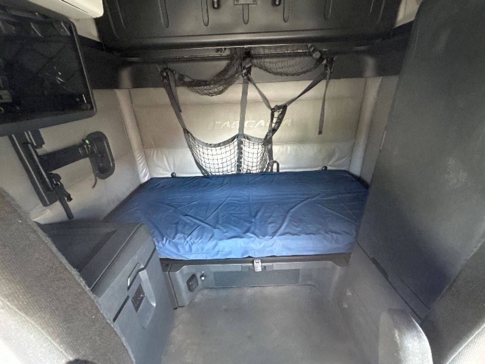 Sleeper Tractor-Heavy Duty Tractors-Freightliner-2022-T12664ST-Salem-VA-508,125\n\t\tmiles-$ 72,500 - Image 16