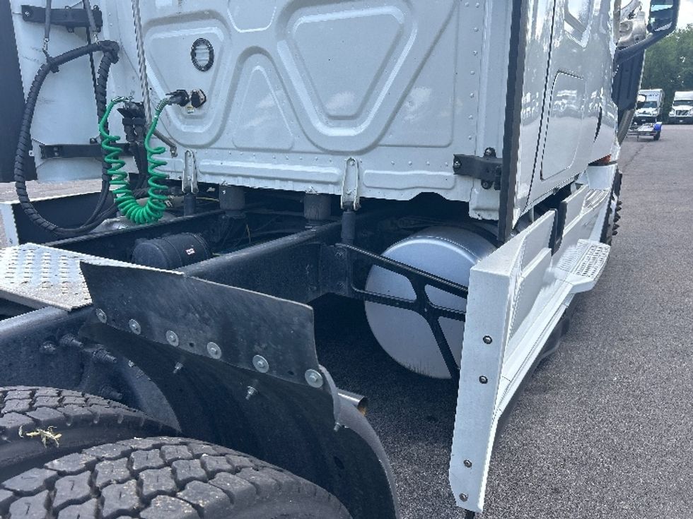 Sleeper Tractor-Heavy Duty Tractors-Freightliner-2022-T12664ST-Salem-VA-508,125\n\t\tmiles-$ 72,500 - Image 23