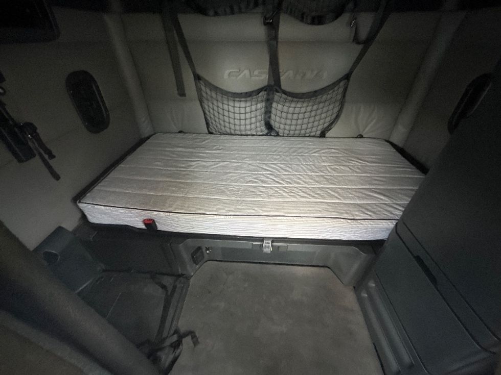 Sleeper Tractor-Heavy Duty Tractors-Freightliner-2022-T12664ST-Salem-VA-573,909\n\t\tmiles-$ 63,500 - Image 16