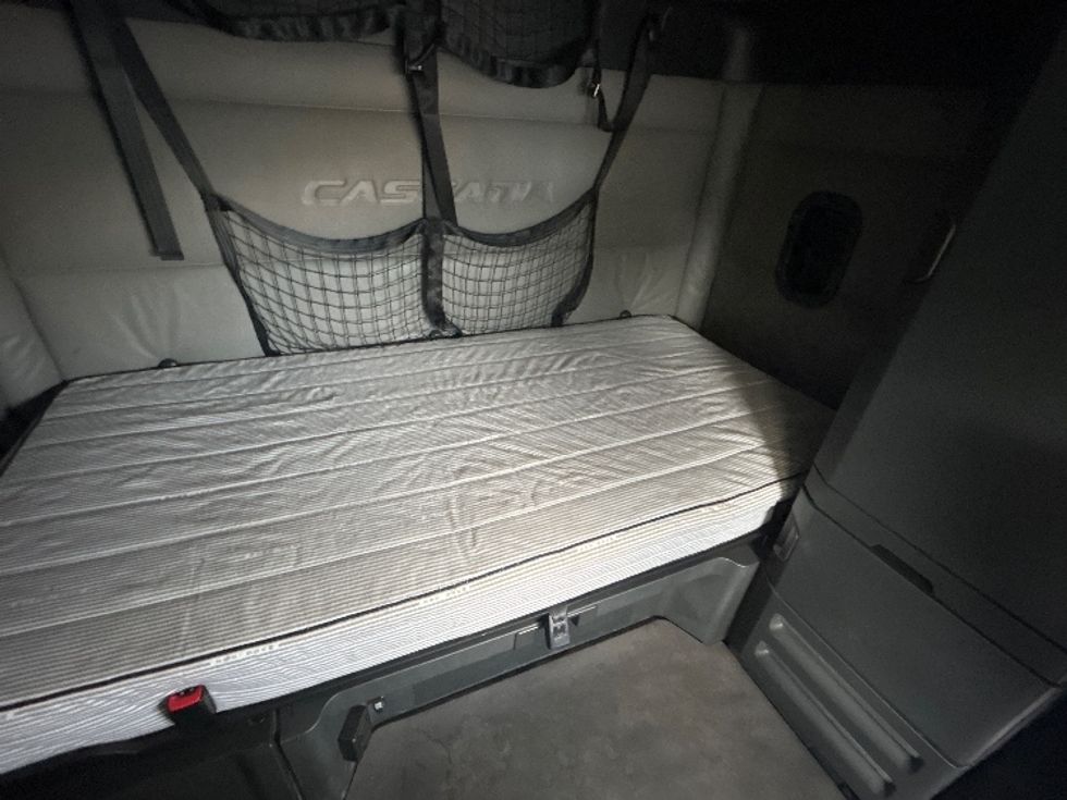 Sleeper Tractor-Heavy Duty Tractors-Freightliner-2022-T12664ST-Salem-VA-573,909\n\t\tmiles-$ 63,500 - Image 17