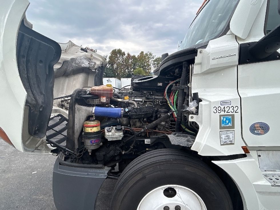 Sleeper Tractor-Heavy Duty Tractors-Freightliner-2022-T12664ST-Salem-VA-573,909\n\t\tmiles-$ 63,500 - Image 21