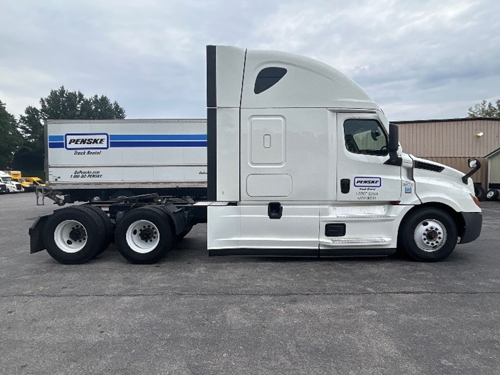 Sleeper Tractor-Heavy Duty Tractors-Freightliner-2022-T12664ST-Salem-VA-573,909\n\t\tmiles-$ 63,500 - Image 8