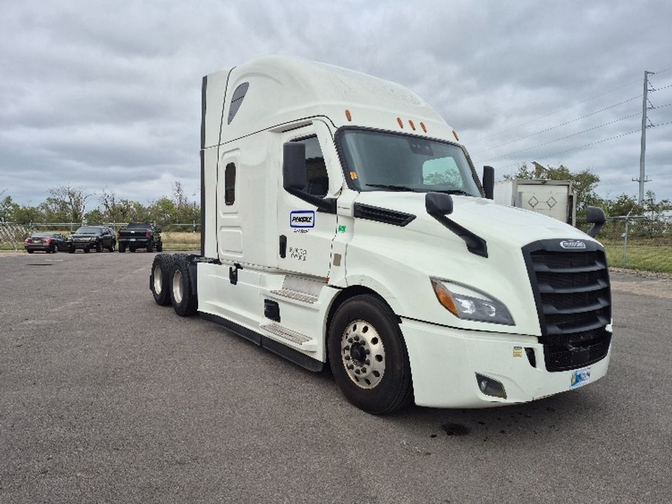 Sleeper Tractor-Heavy Duty Tractors-Freightliner-2022-T12664ST-Salina-KS-518,415\n\t\tmiles-$ 82,500 - Image 1