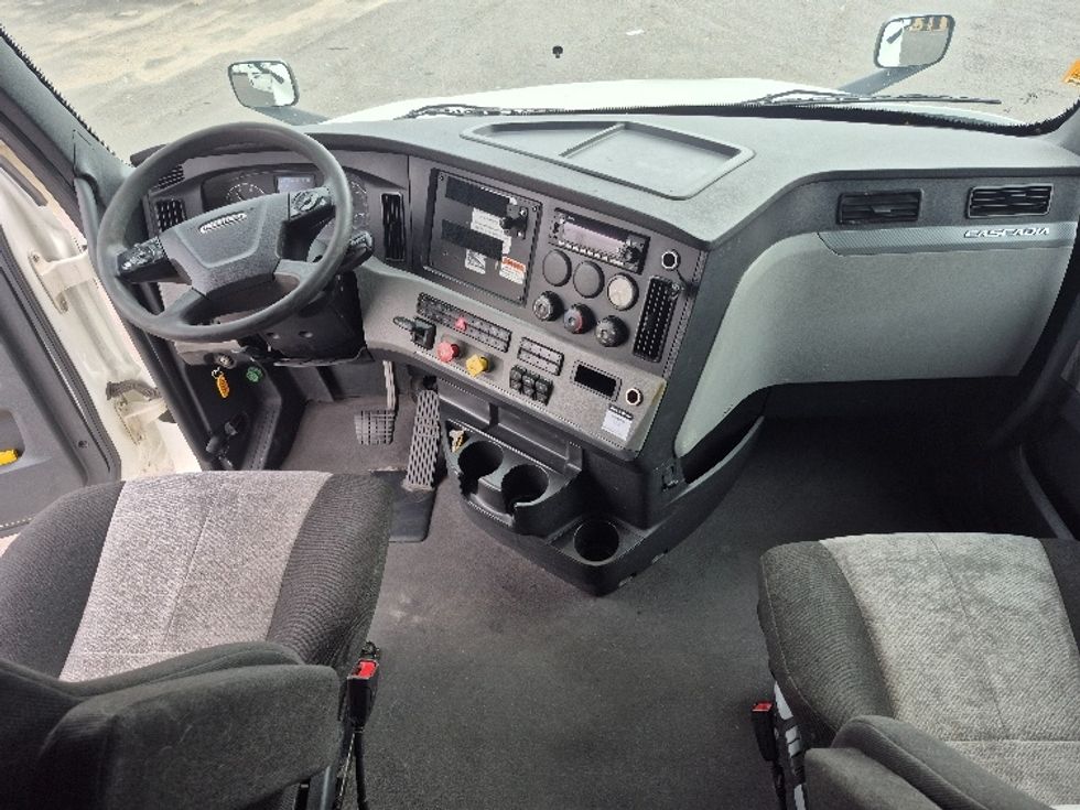 Sleeper Tractor-Heavy Duty Tractors-Freightliner-2022-T12664ST-Salina-KS-518,415\n\t\tmiles-$ 82,500 - Image 12