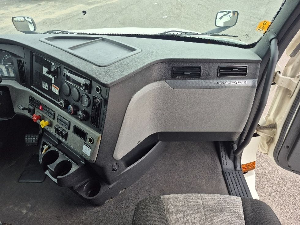 Sleeper Tractor-Heavy Duty Tractors-Freightliner-2022-T12664ST-Salina-KS-518,415\n\t\tmiles-$ 82,500 - Image 14