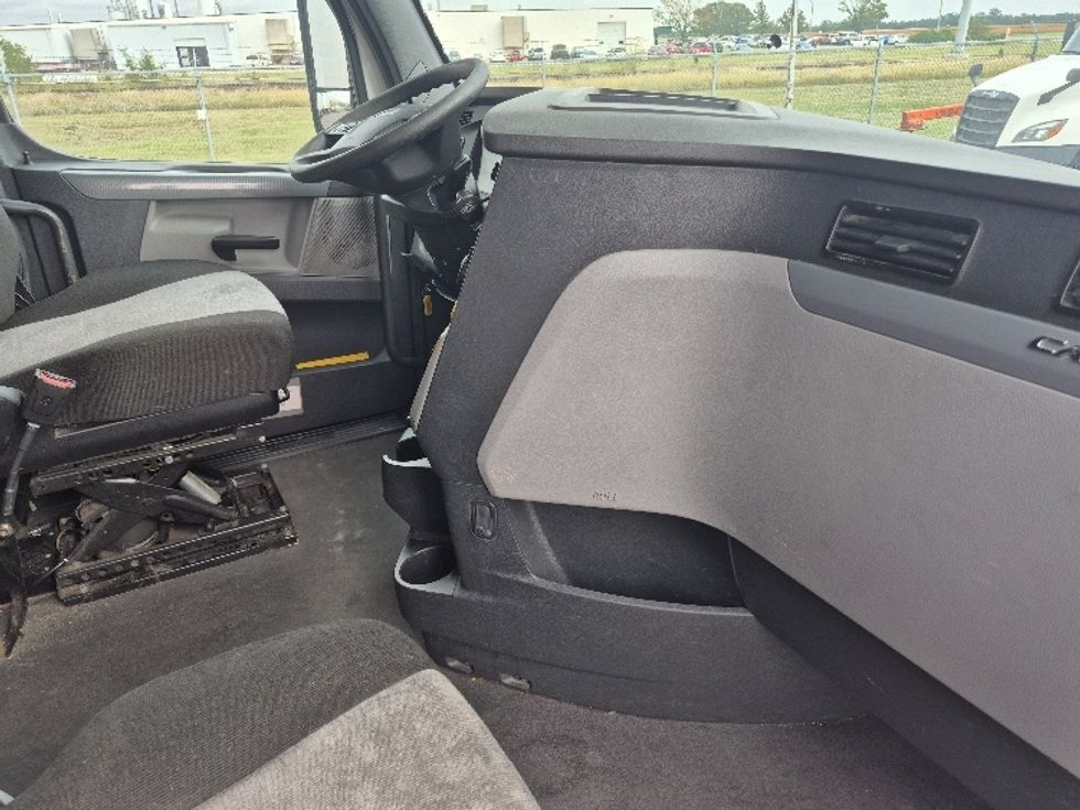 Sleeper Tractor-Heavy Duty Tractors-Freightliner-2022-T12664ST-Salina-KS-518,415\n\t\tmiles-$ 82,500 - Image 15